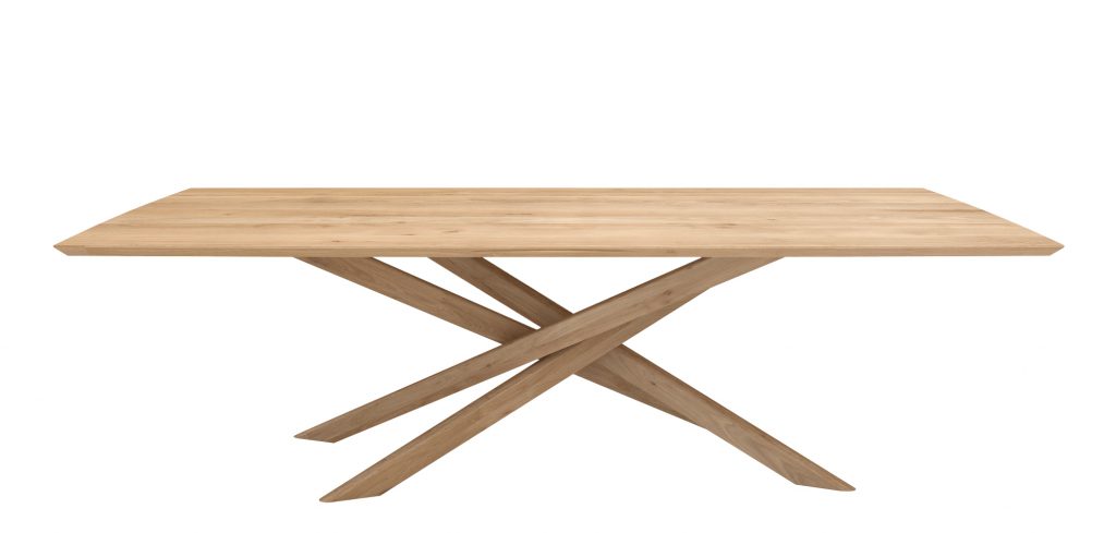 Une table à manger en bois avec une base en croix.