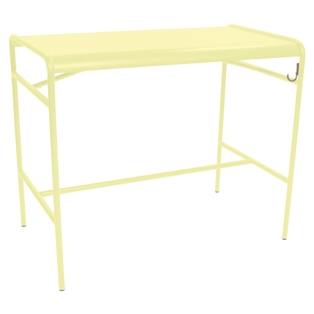 Une table en métal jaune sur fond blanc.