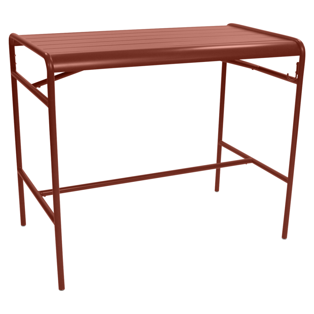 Une table en métal rouge sur fond blanc.