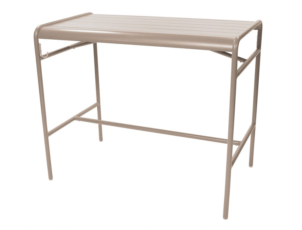 Une table en métal beige sur fond blanc.