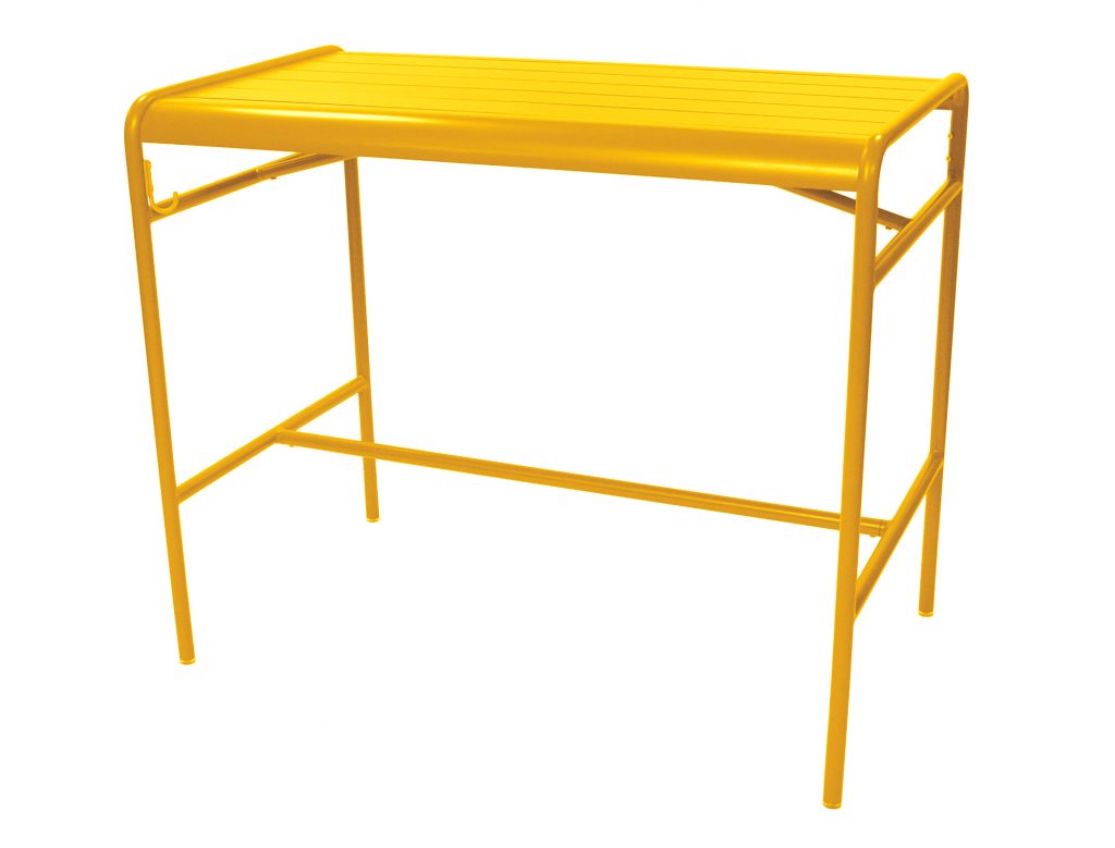 Une table en métal jaune sur fond blanc.