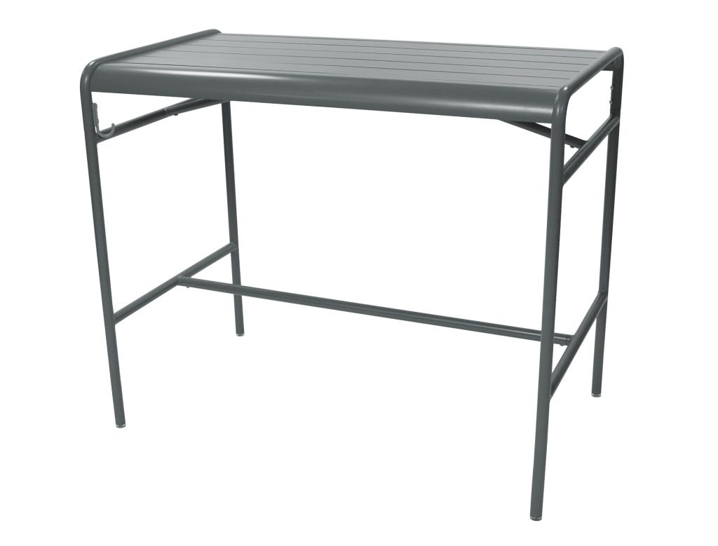 Une table en métal gris sur fond blanc.