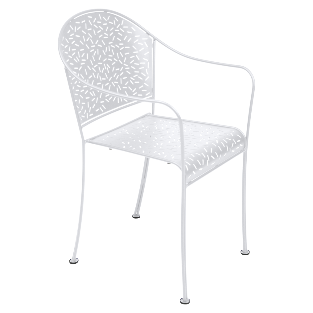 Une chaise en métal blanc avec un motif floral.