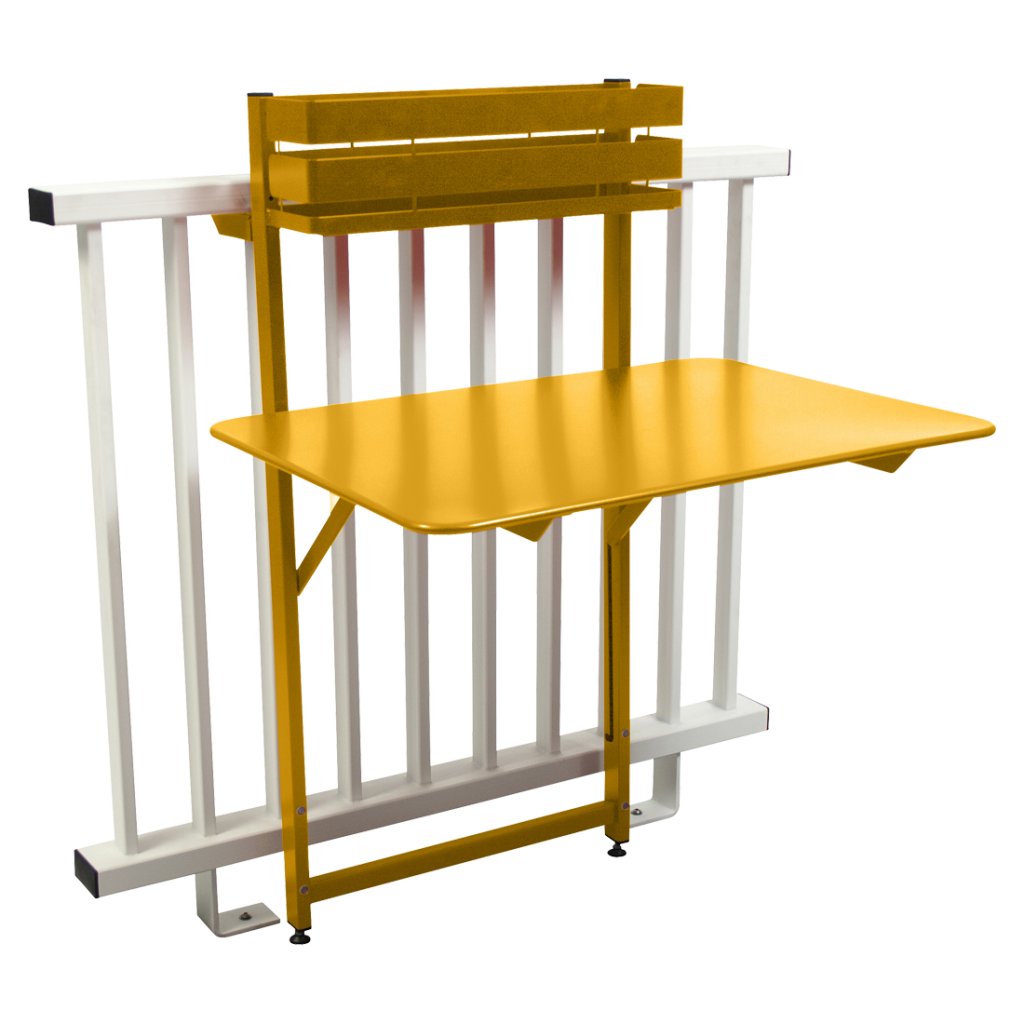 Une table jaune sur une clôture blanche.