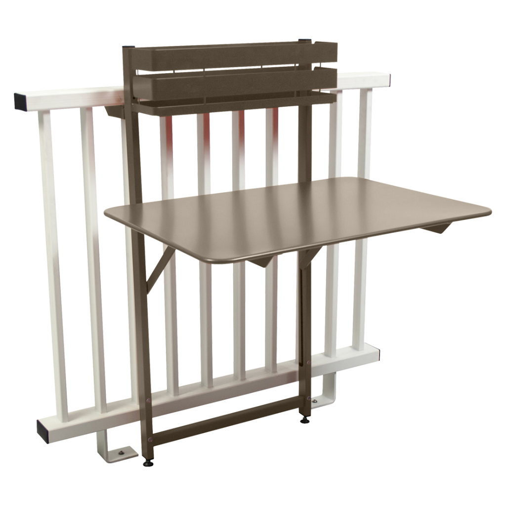 Une table avec une étagère au-dessus d'une balustrade.