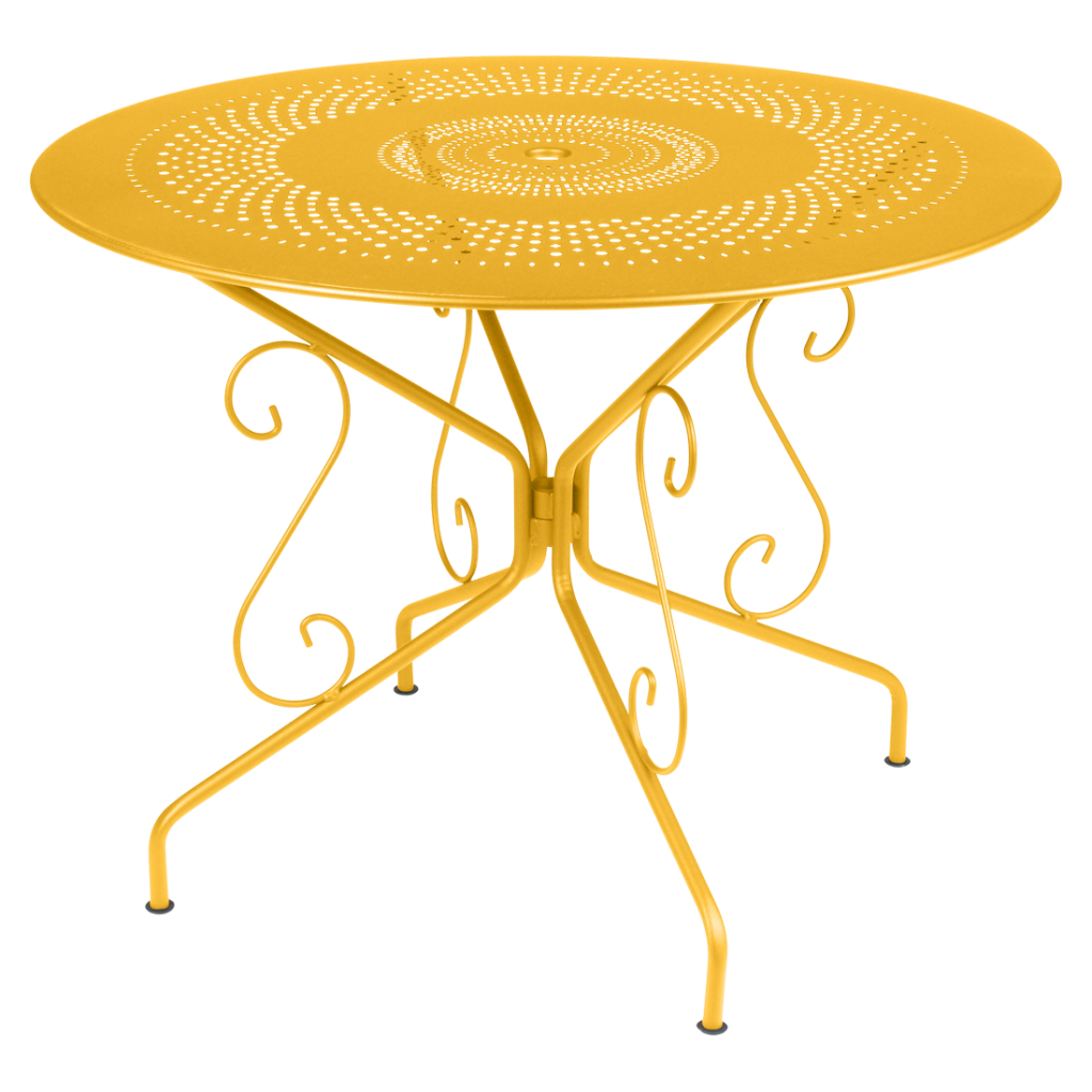 Une table d'extérieur avec une base en métal jaune.