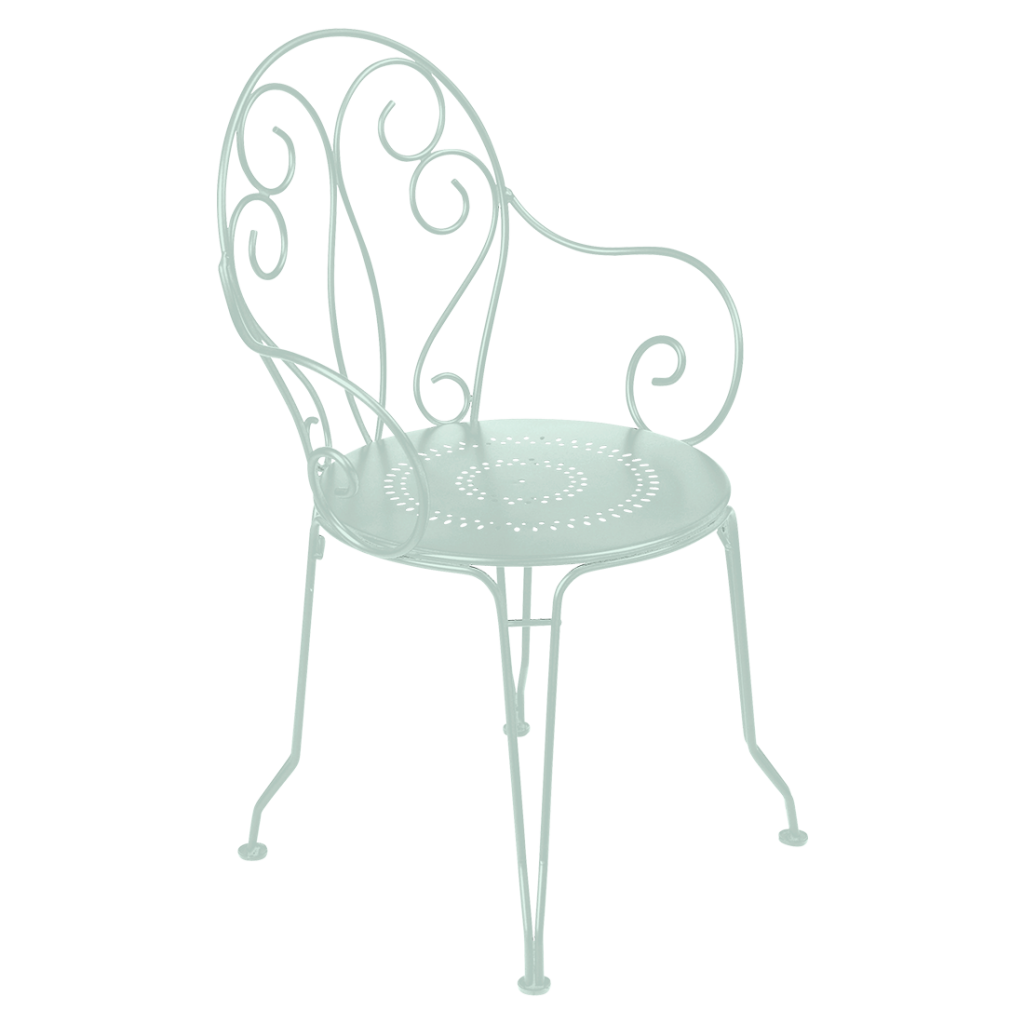 Une chaise en fer forgé blanc au design orné.