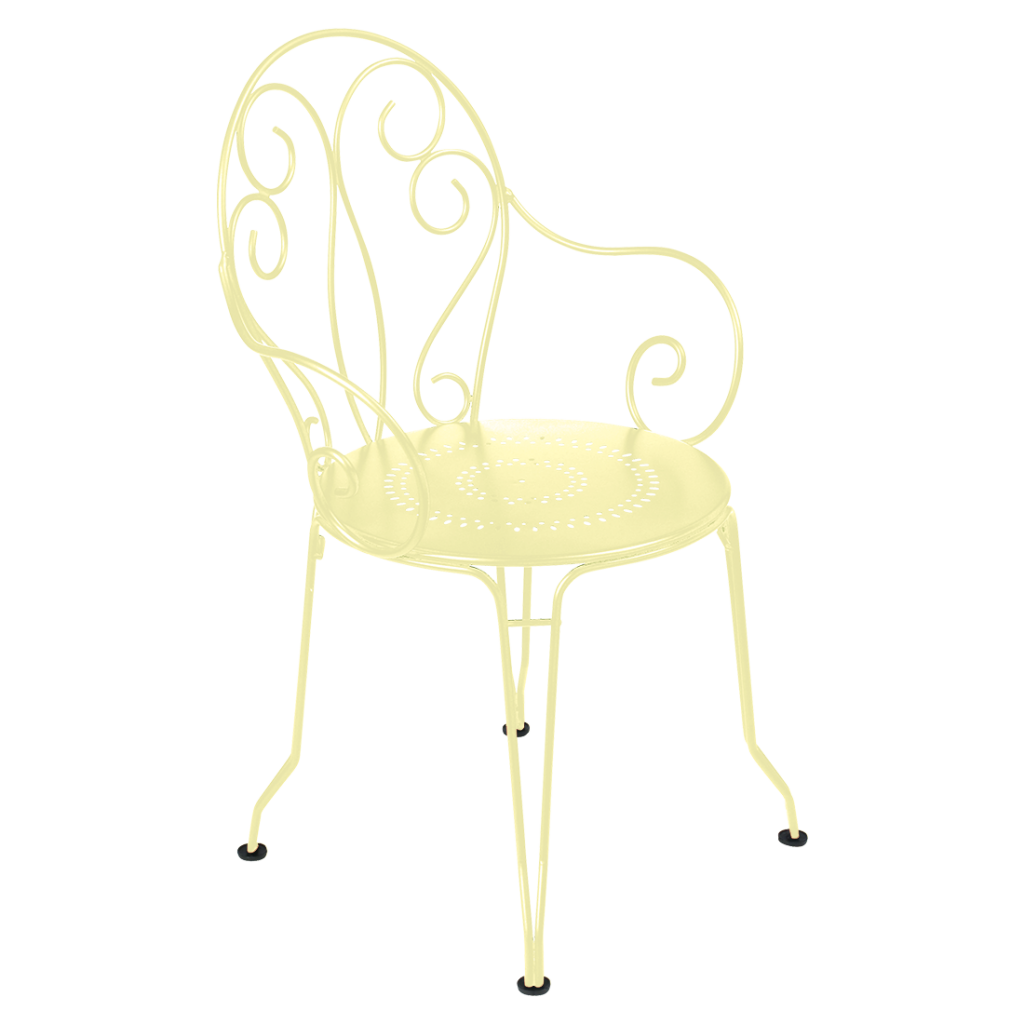 Une chaise en métal jaune sur fond blanc.