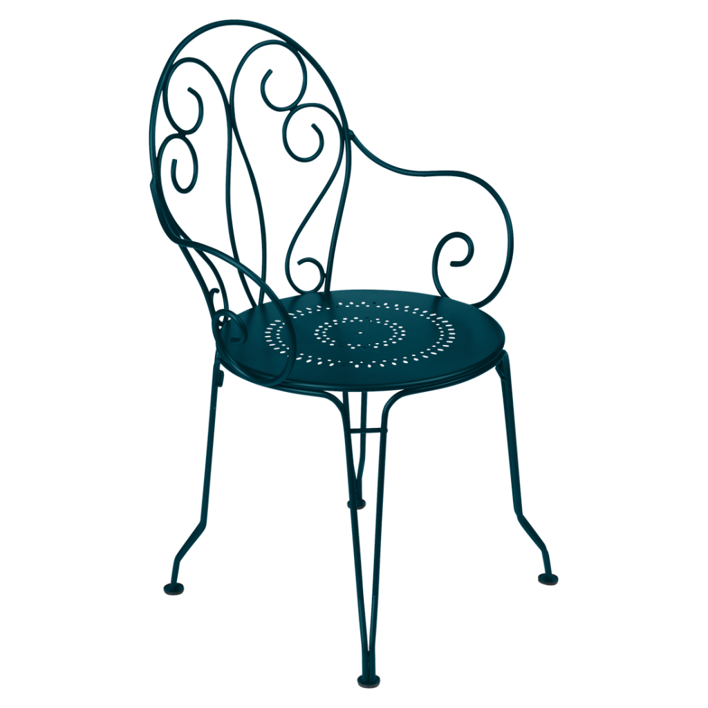 Une chaise en fer forgé bleu au design orné.