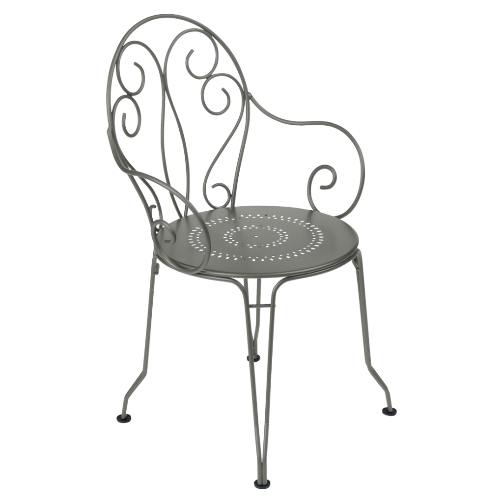 Une chaise en fer forgé gris au design orné.