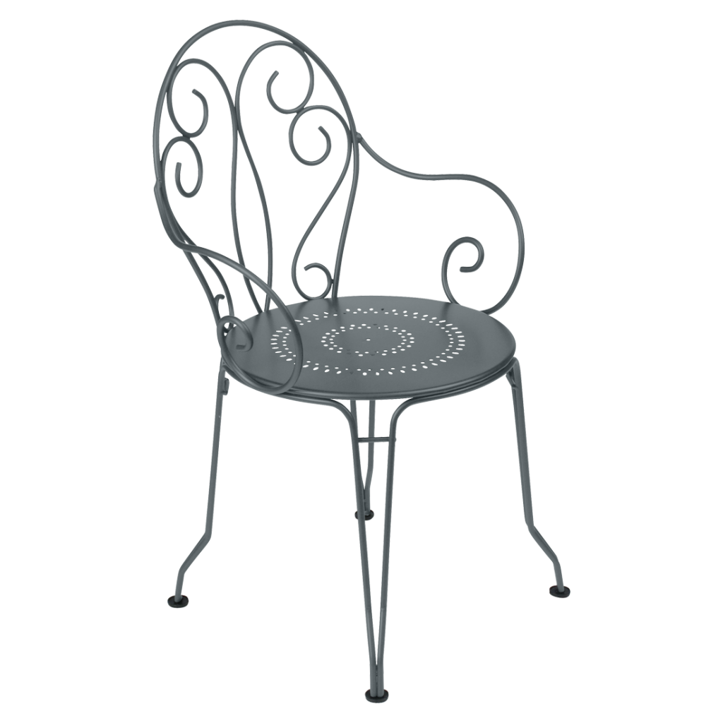 Une chaise en fer forgé gris au design orné.