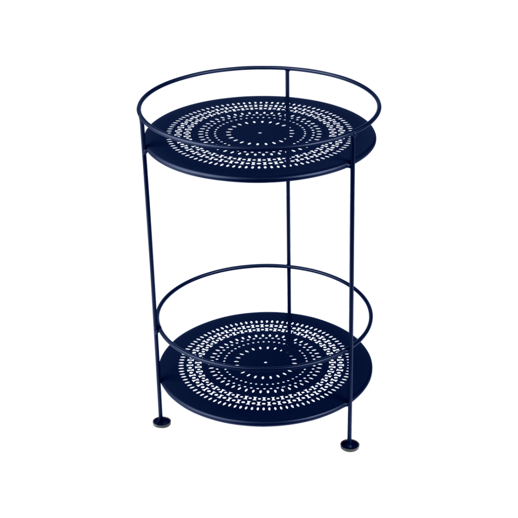 Une table en métal bleu à deux niveaux sur fond blanc.