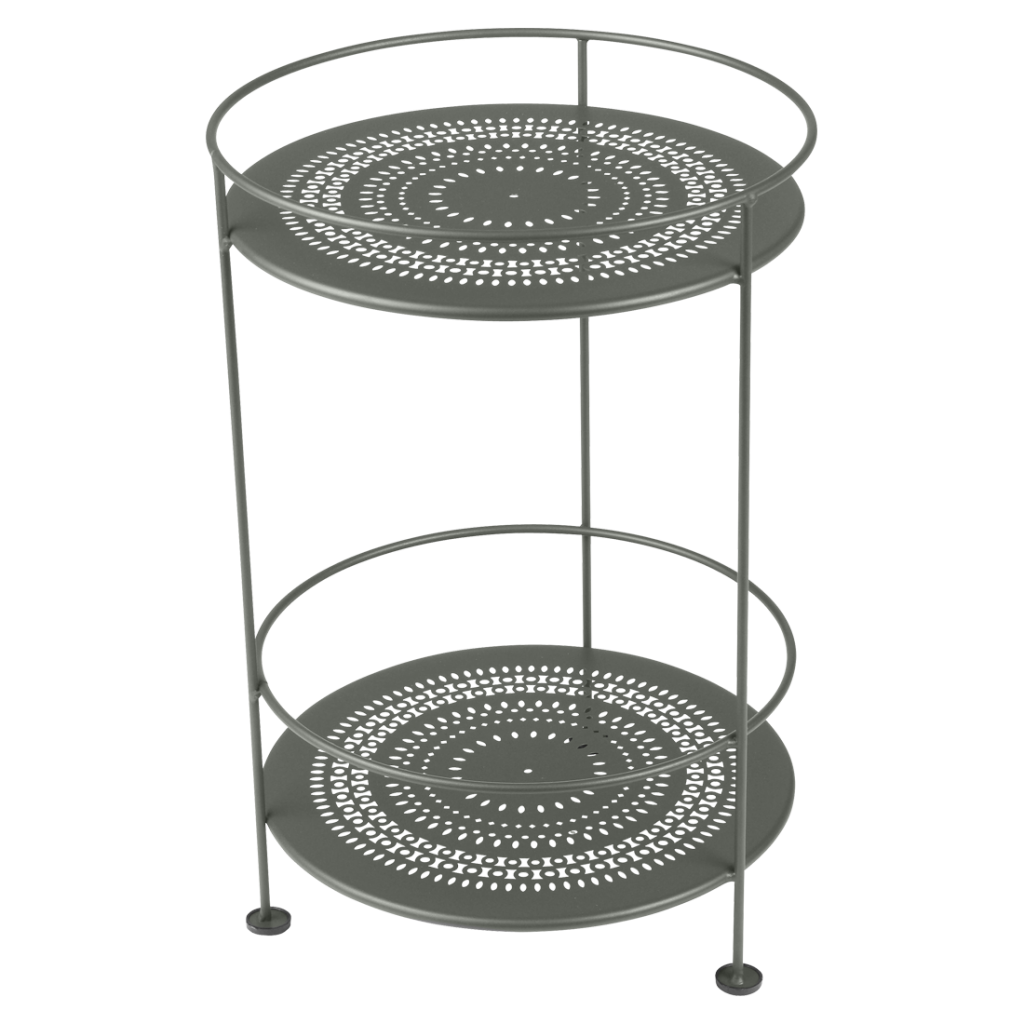 Un plateau en métal gris à deux niveaux.