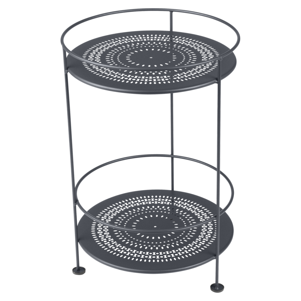 Un plateau en métal noir à deux niveaux sur fond blanc.