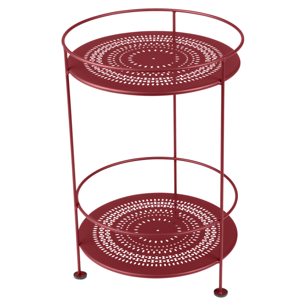Un plateau de service en métal rouge à deux niveaux.