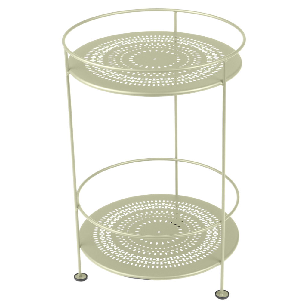 Un chariot de service en métal beige à deux niveaux.