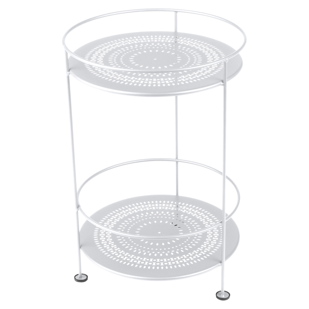 Un plateau en métal blanc à trois niveaux.