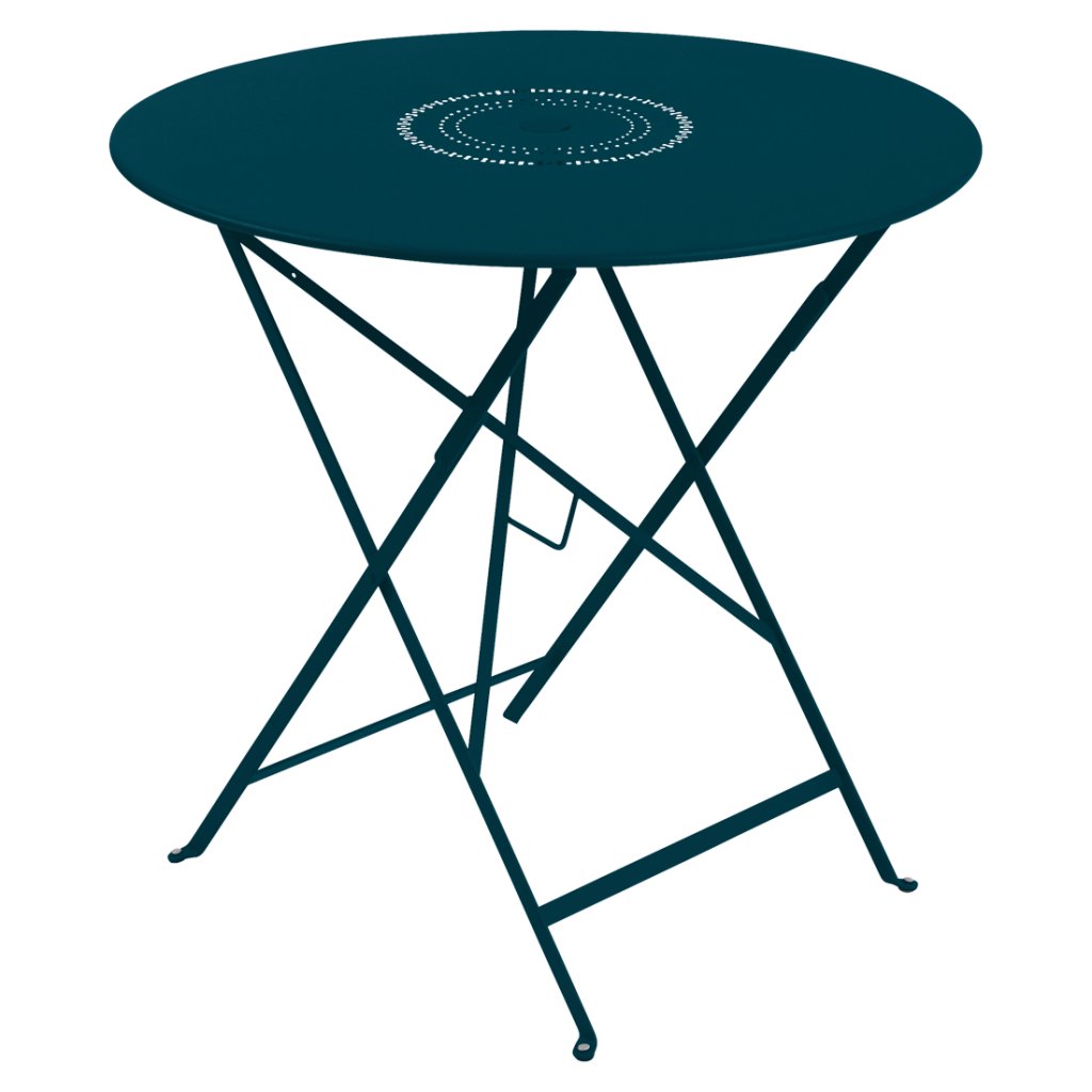 Une table pliante bleue sur fond blanc.