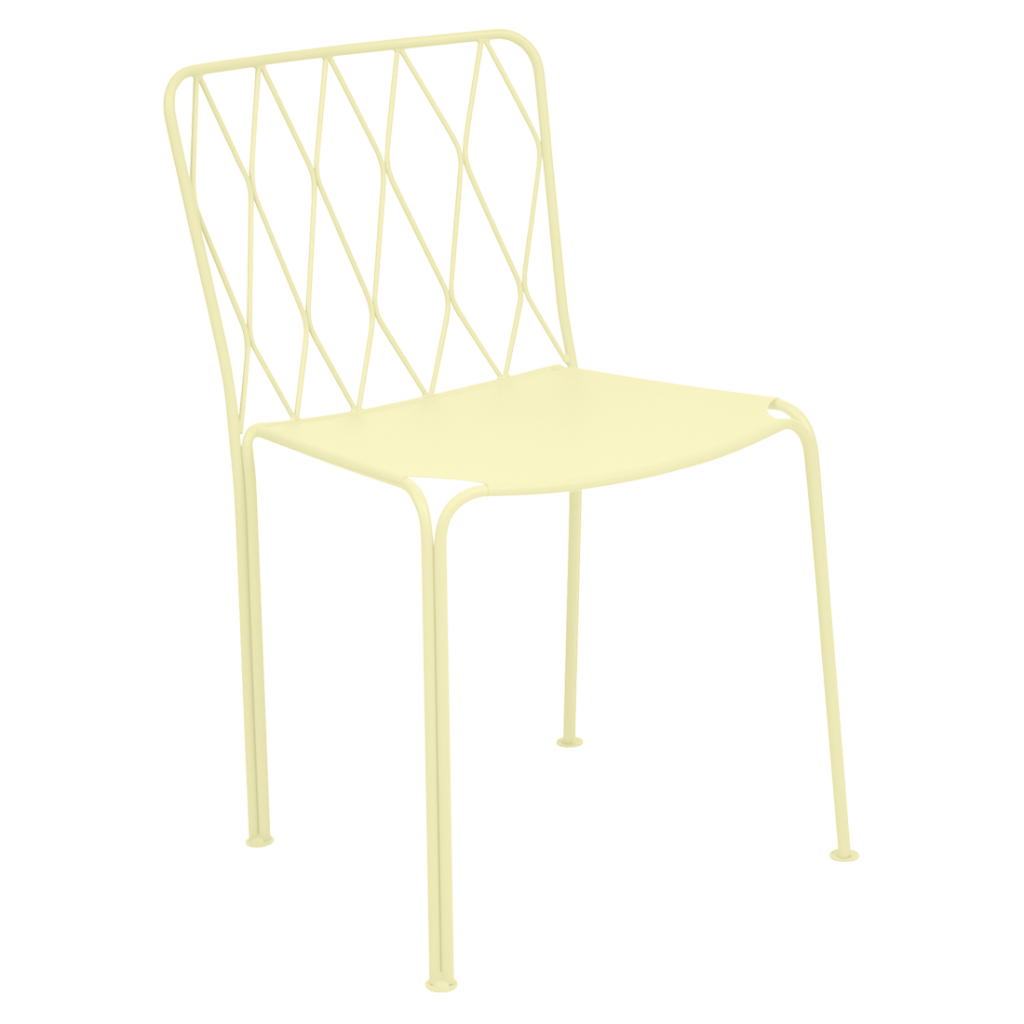 Une chaise en métal jaune sur fond blanc.