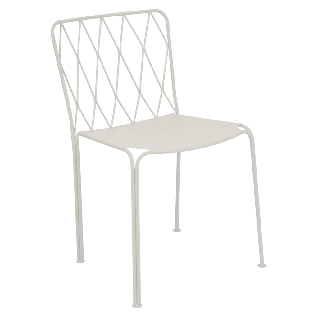 Une chaise en métal blanc sur fond blanc.