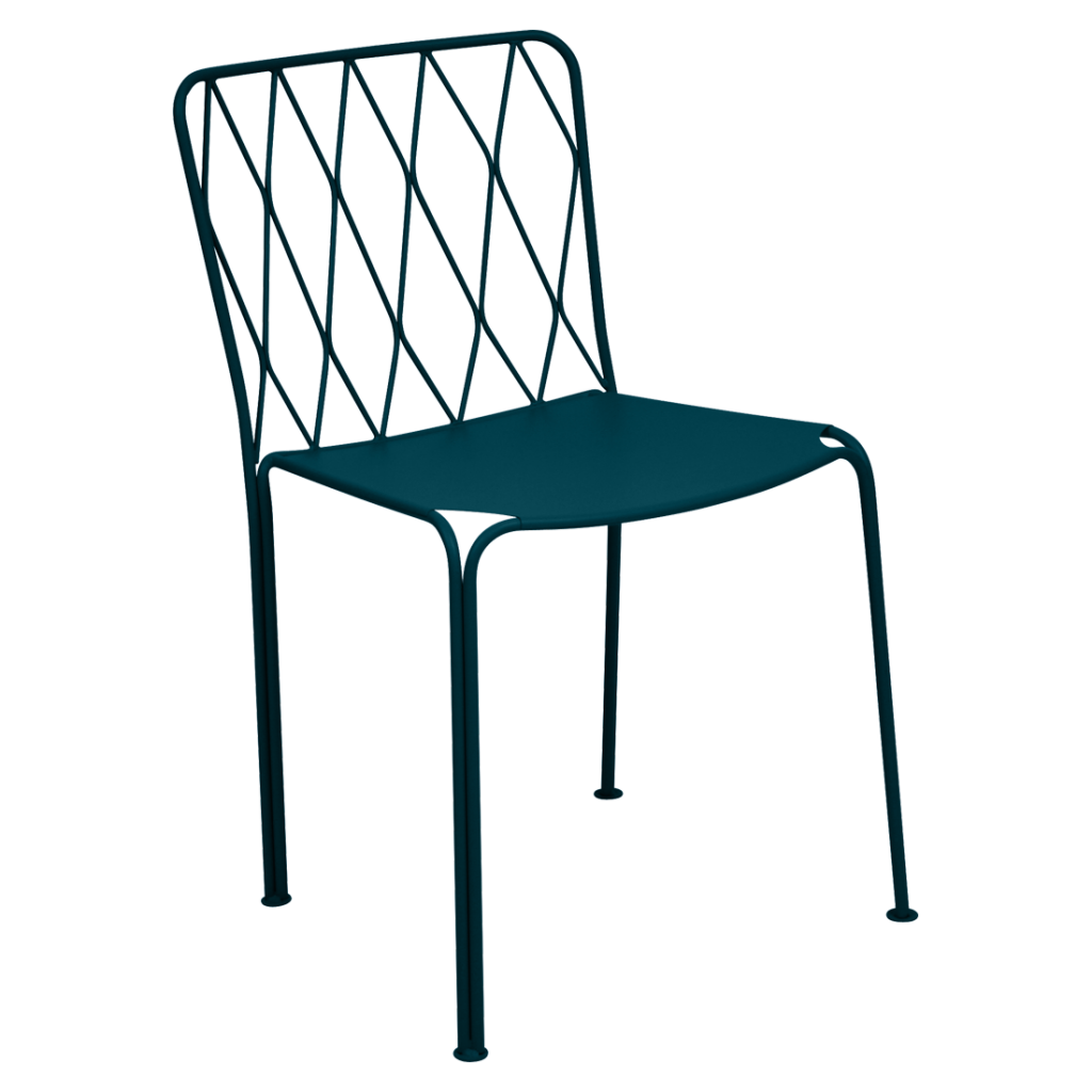 Une chaise en métal bleu sarcelle avec une assise et un dossier noirs.