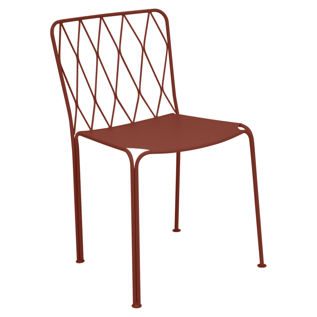 Une chaise en métal rouge sur fond blanc.