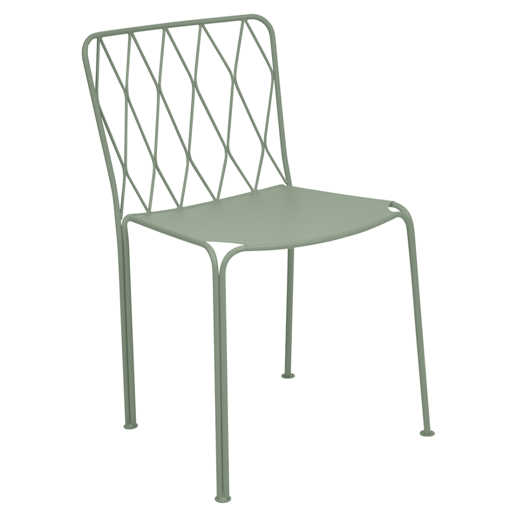 Une chaise en métal vert sur fond blanc.