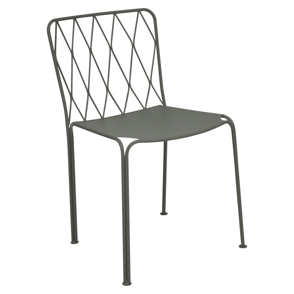 Une chaise en métal gris sur fond blanc.