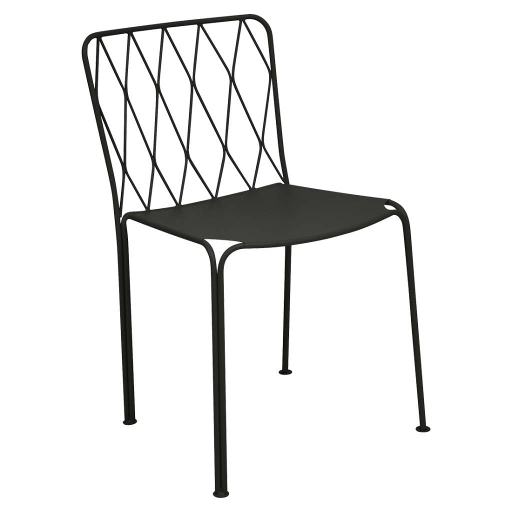 Une chaise en métal noir sur fond blanc.