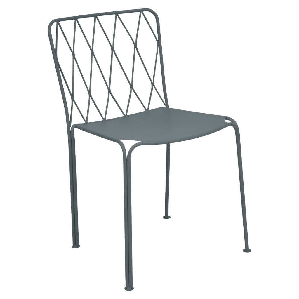 Une chaise en métal gris sur fond blanc.