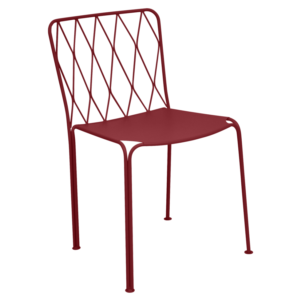 Une chaise en métal rouge sur fond blanc.