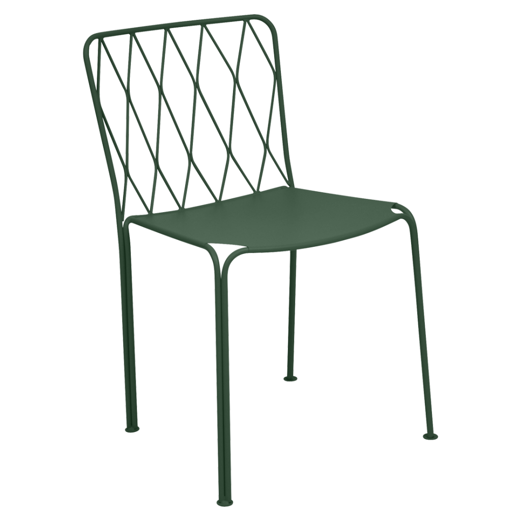Une chaise en métal vert sur fond blanc.