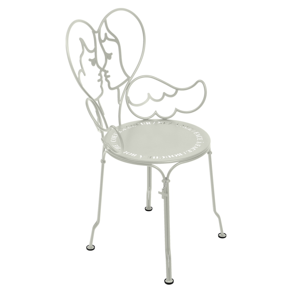 Une chaise en métal blanc au design orné.