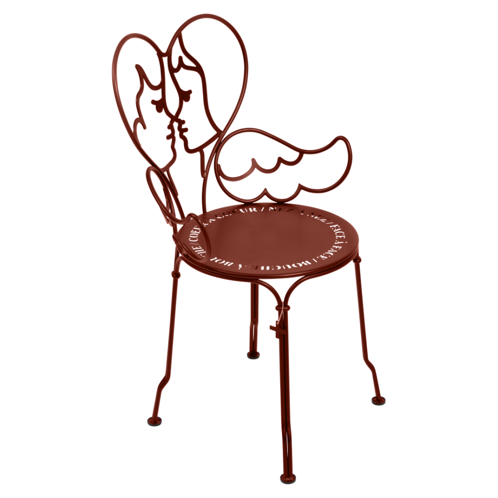 Une chaise en fer forgé rouge avec une assise en forme de cœur.