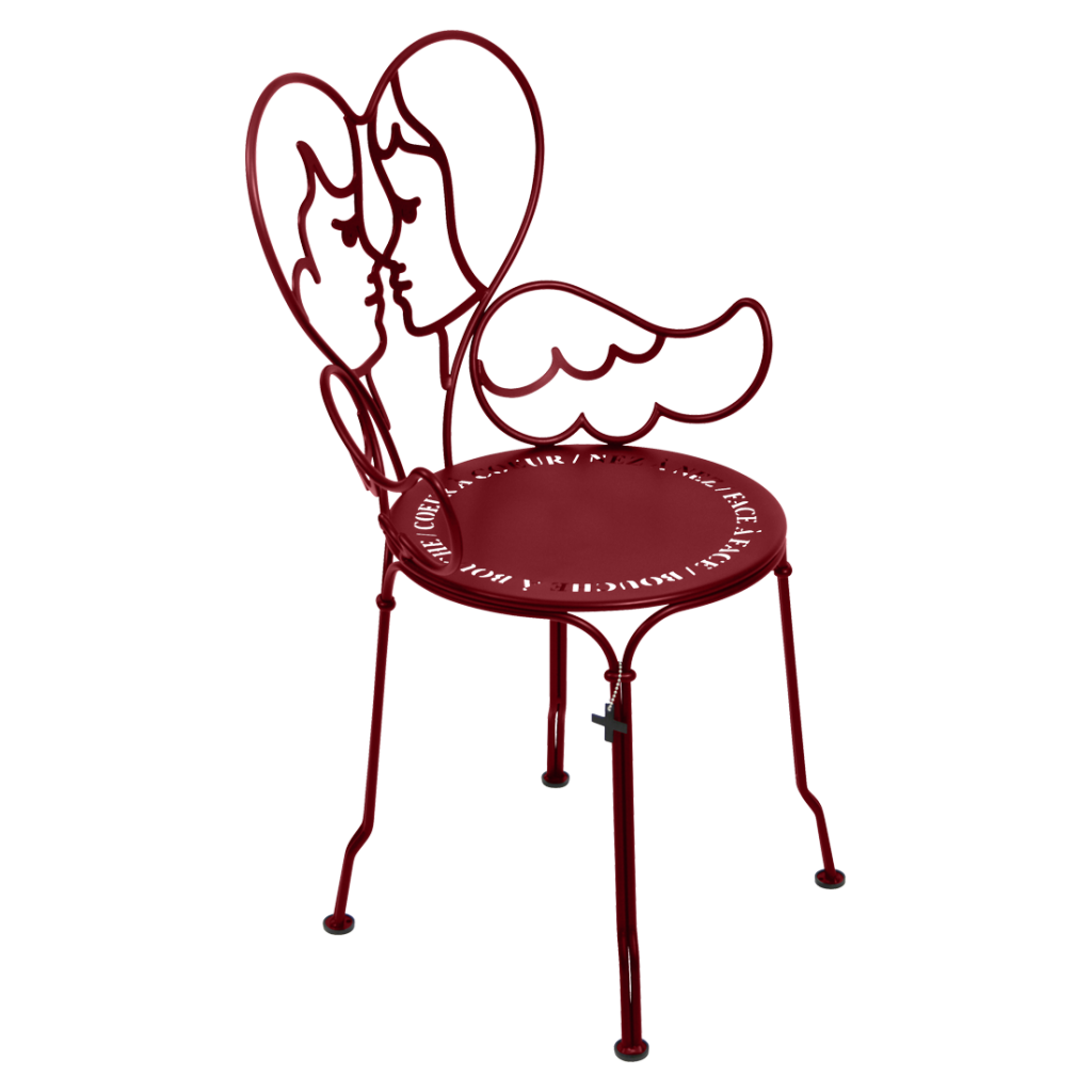 Une chaise en métal rouge avec un cœur dessus.