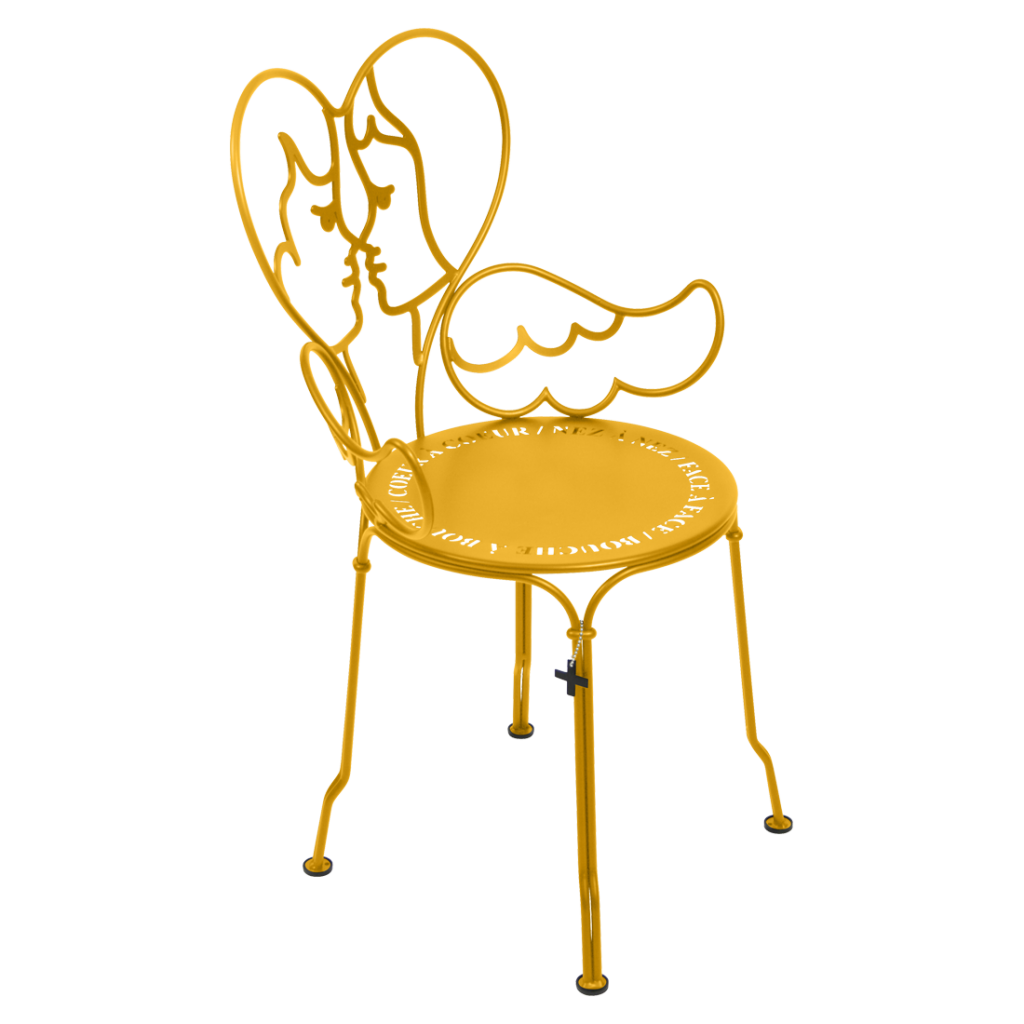 Une chaise en métal jaune avec des ailes.