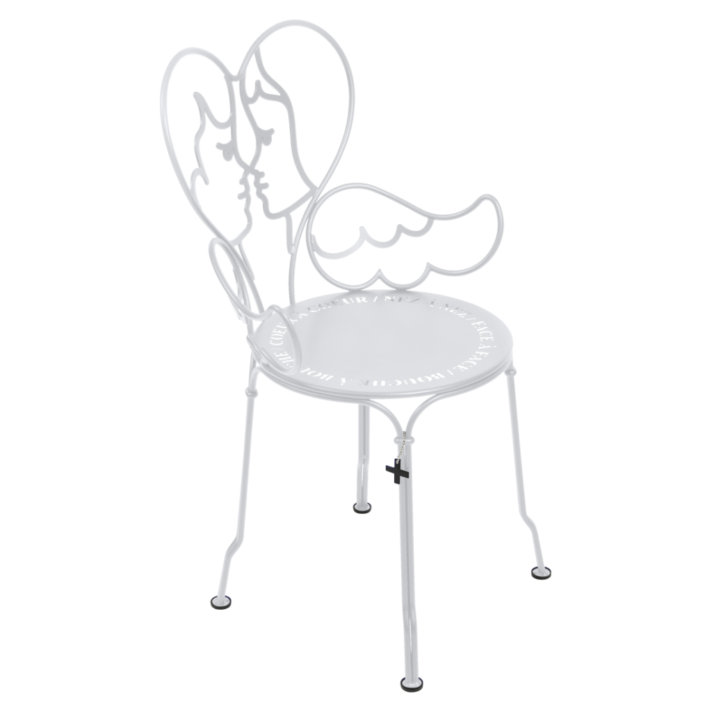 Une chaise en métal blanc au design orné.