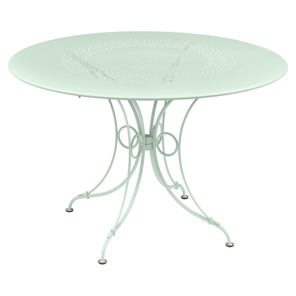 Une table en métal blanc au design fleuri.