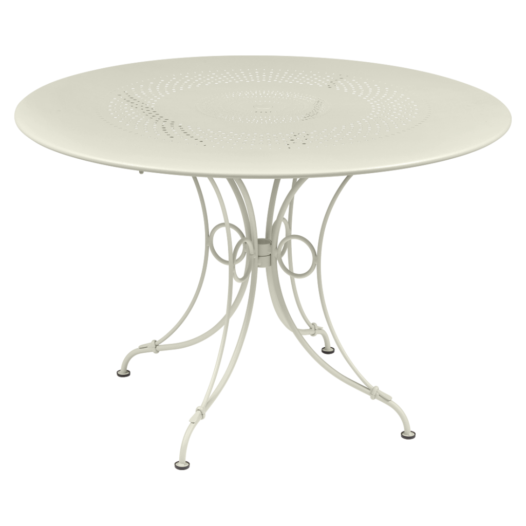Une table en métal blanc au design fleuri.