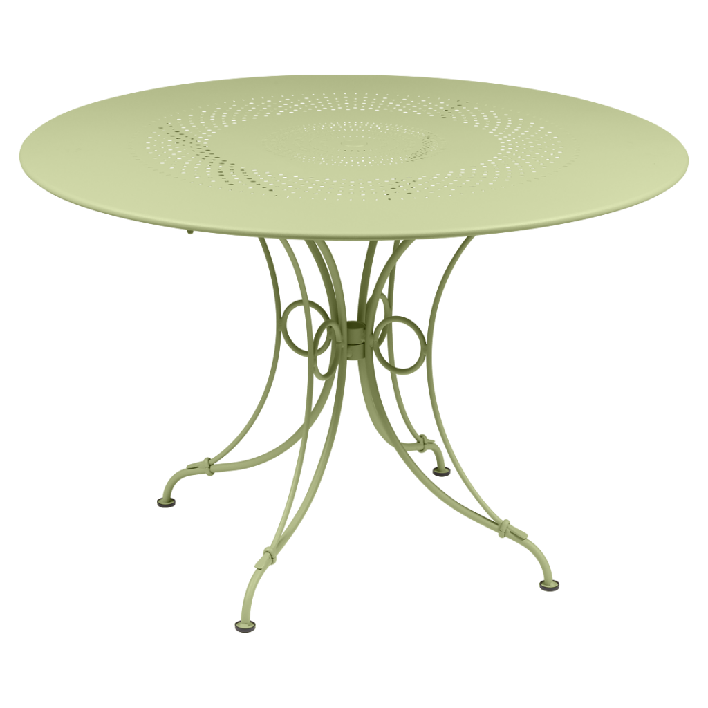Une table en métal vert au design fleuri.