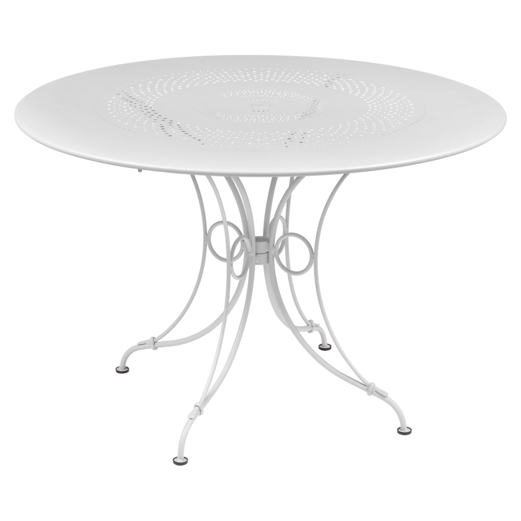 Une table en métal blanc au design fleuri.