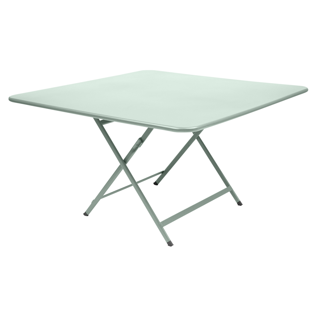 Une table pliante verte sur fond blanc.
