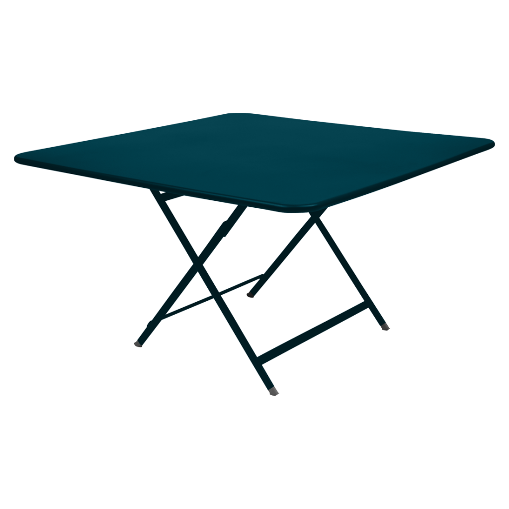 Une table pliante bleue sur fond blanc.
