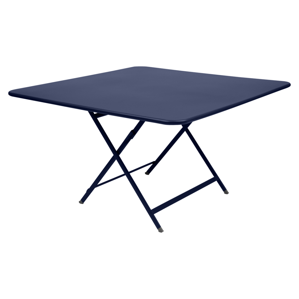 Une table pliante bleue sur fond blanc.