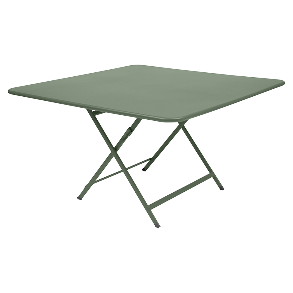 Une table pliante verte sur fond blanc.