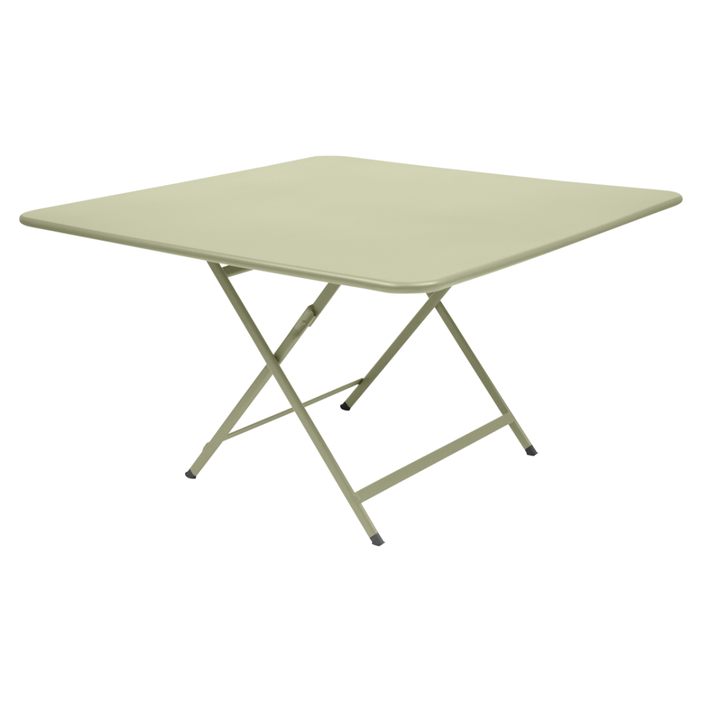 Une table pliante verte sur fond blanc.