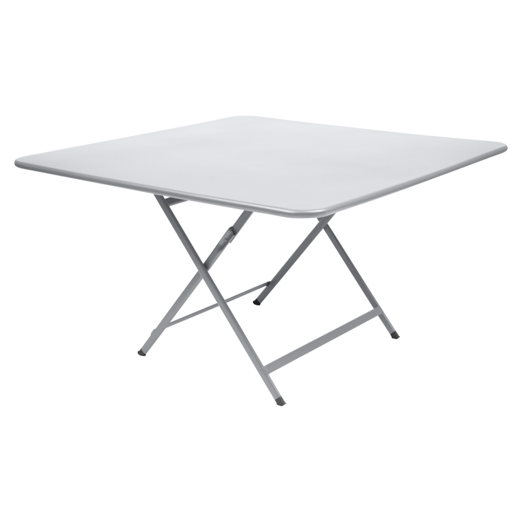 Une table pliante blanche sur fond blanc.