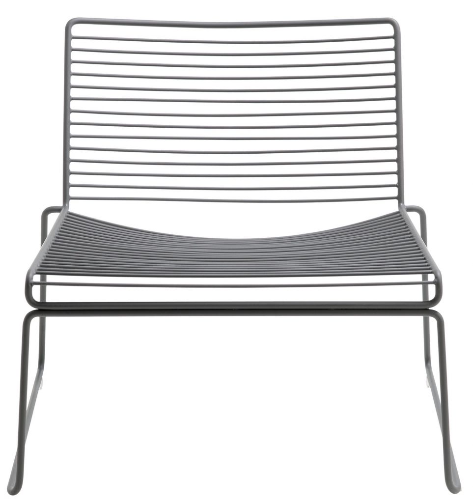 Une chaise longue en métal gris sur fond blanc.