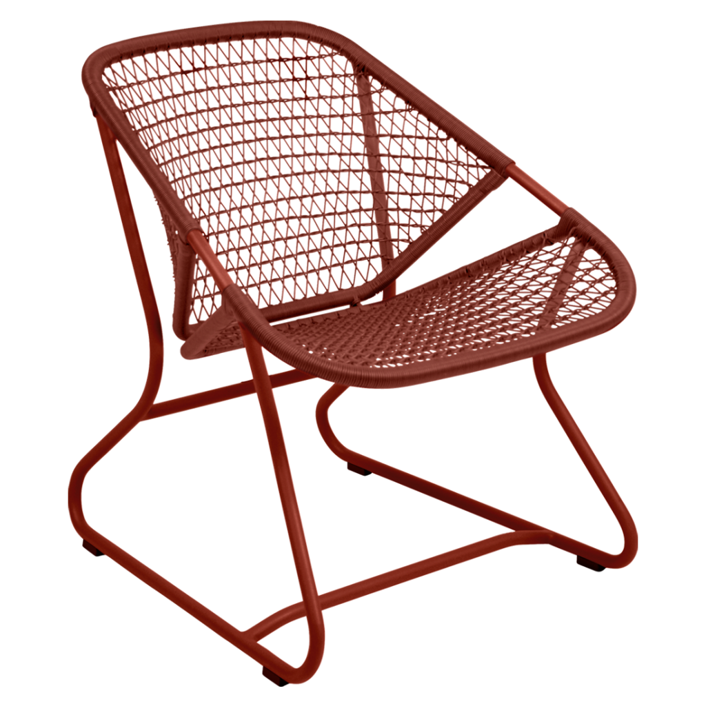 Une chaise longue rouge avec une structure en métal.