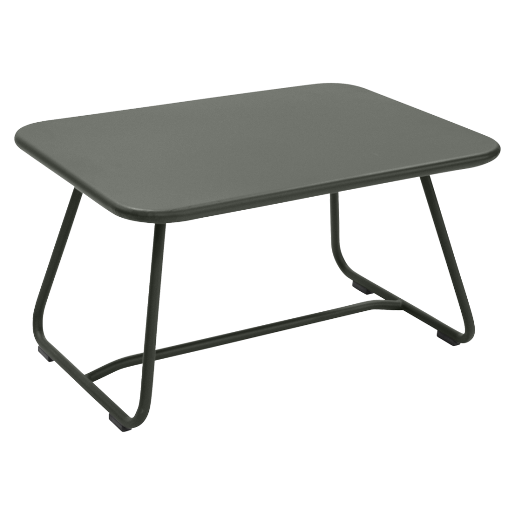 Une table d'extérieur avec une structure en métal et un plateau vert.